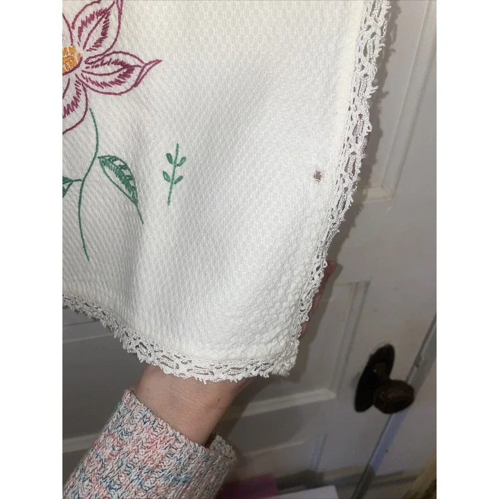 Lovely Vintage Embroidered Table Runner Dresser Cover Scarf With Crochet‎ Trim